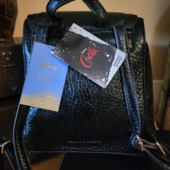 Danielle Nicole Disney Cruella Backpack 🎒 NWT - Picture 15 of 16